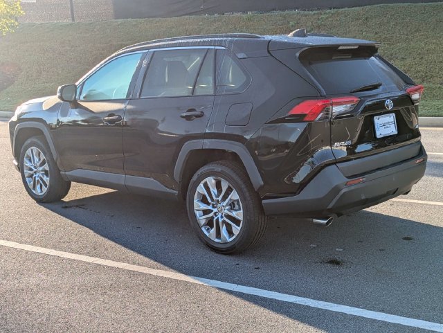 Used 2022 Toyota RAV4 XLE Premium FWD image 6