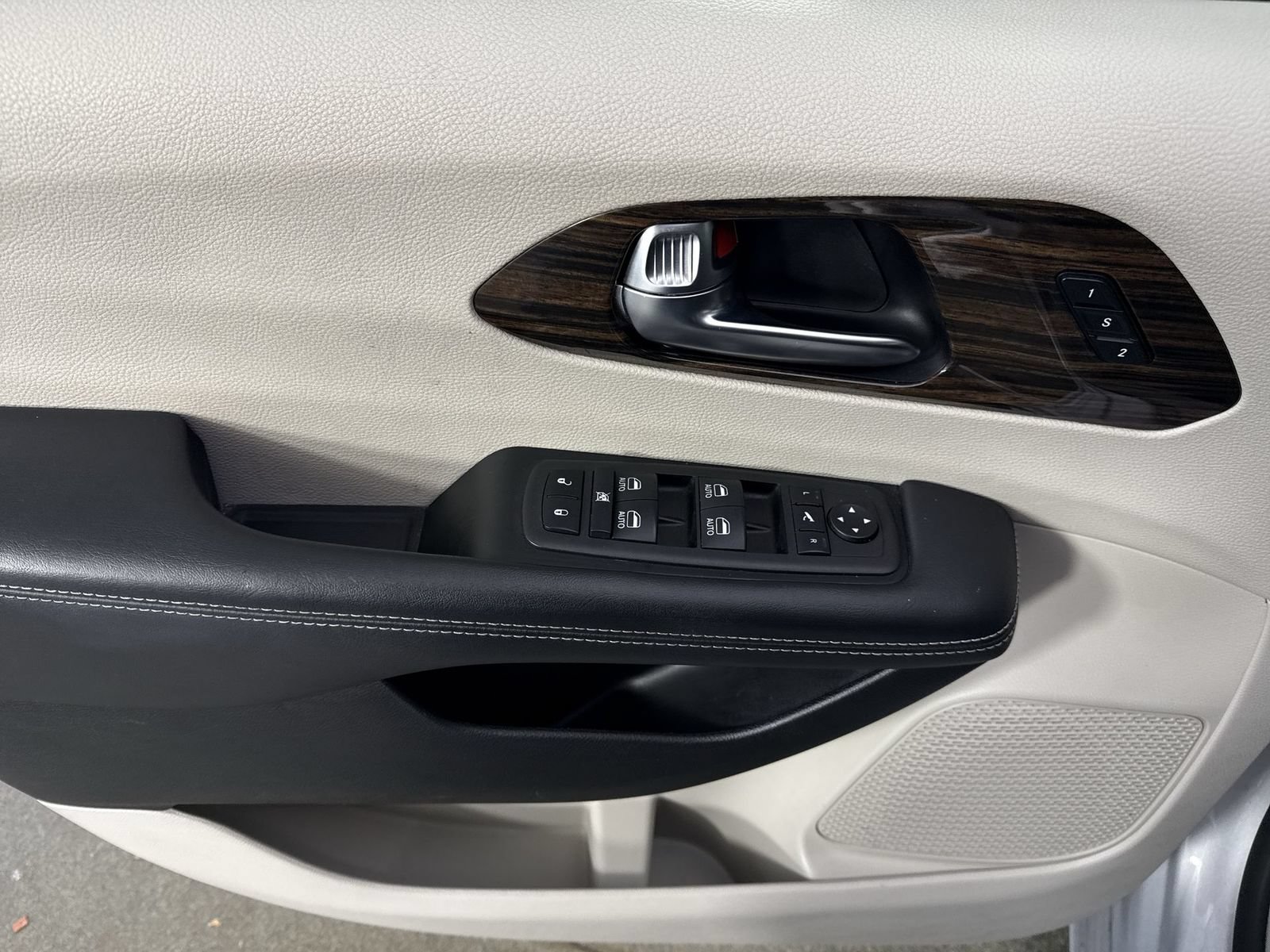 Used 2023 Chrysler Pacifica Limited FWD image 20