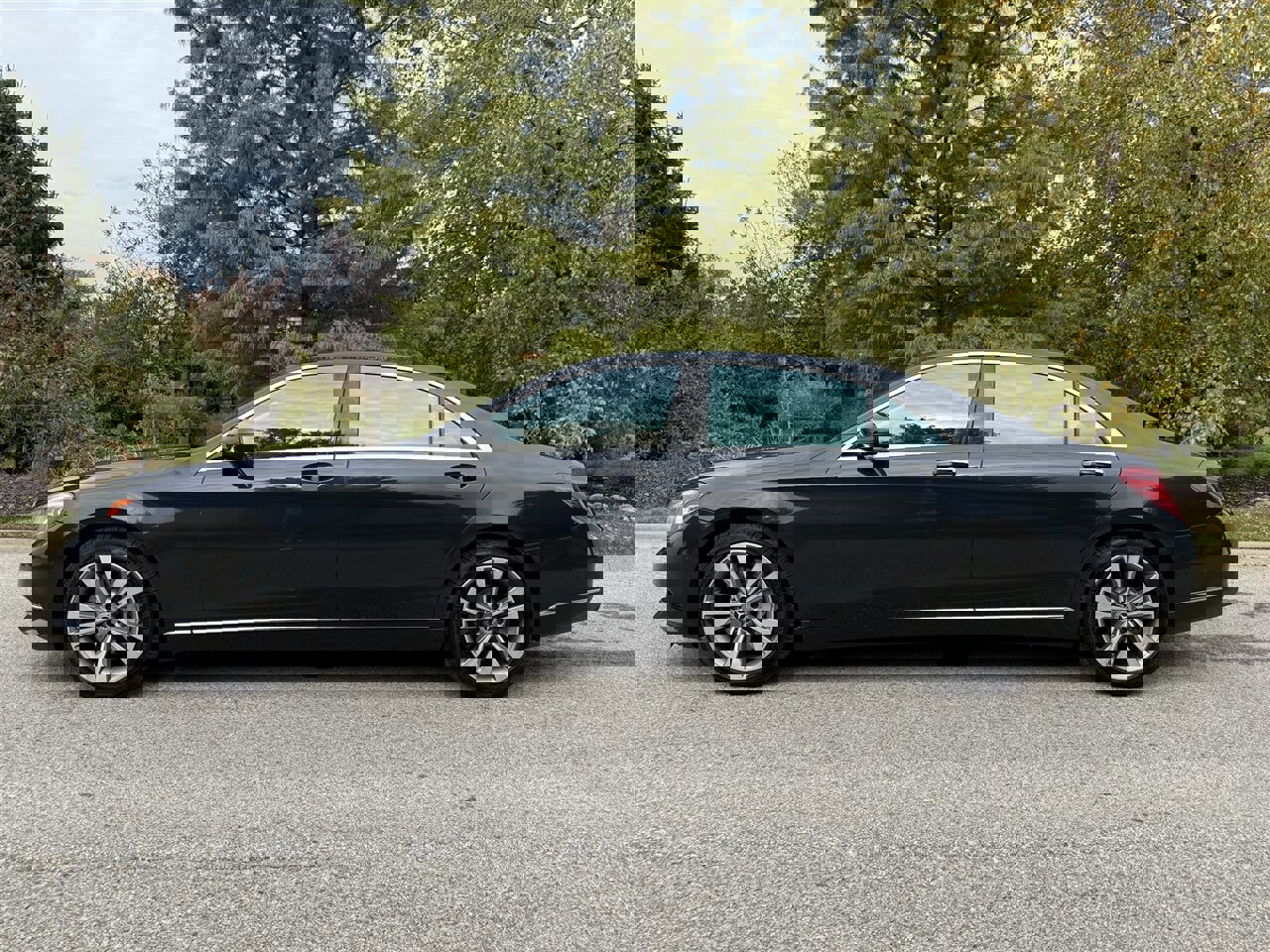 Used 2015 Mercedes-Benz S 550 4MATIC Sedan w/ Premium 1 Package image 2