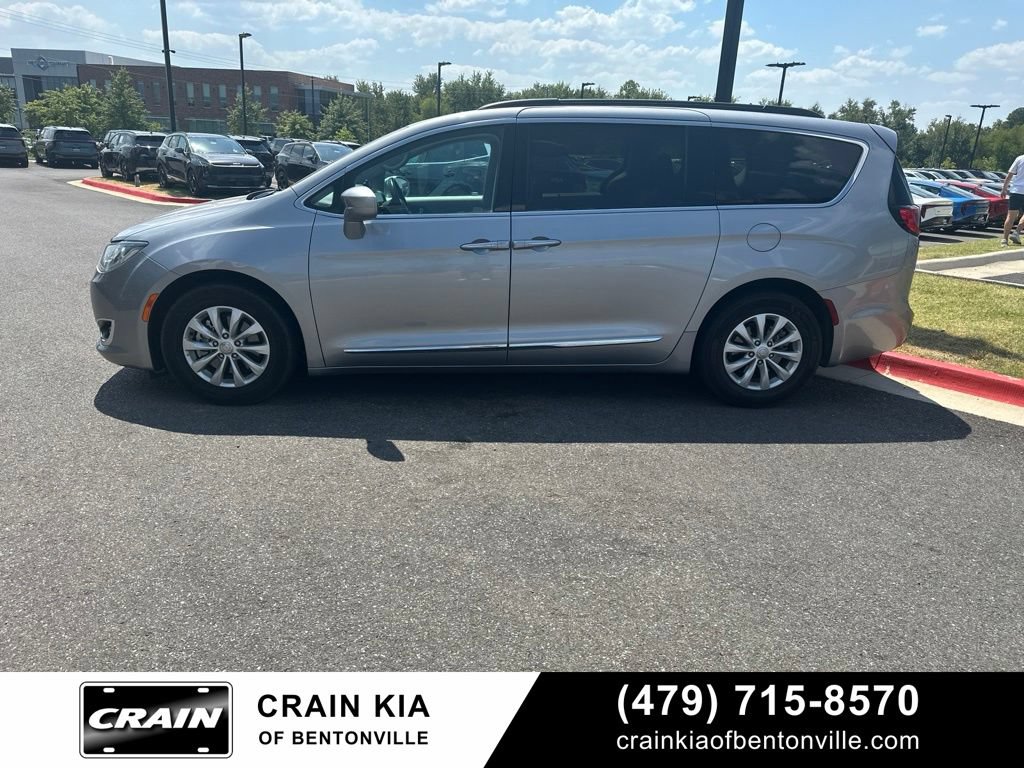 Used 2017 Chrysler Pacifica Touring-L FWD image 5
