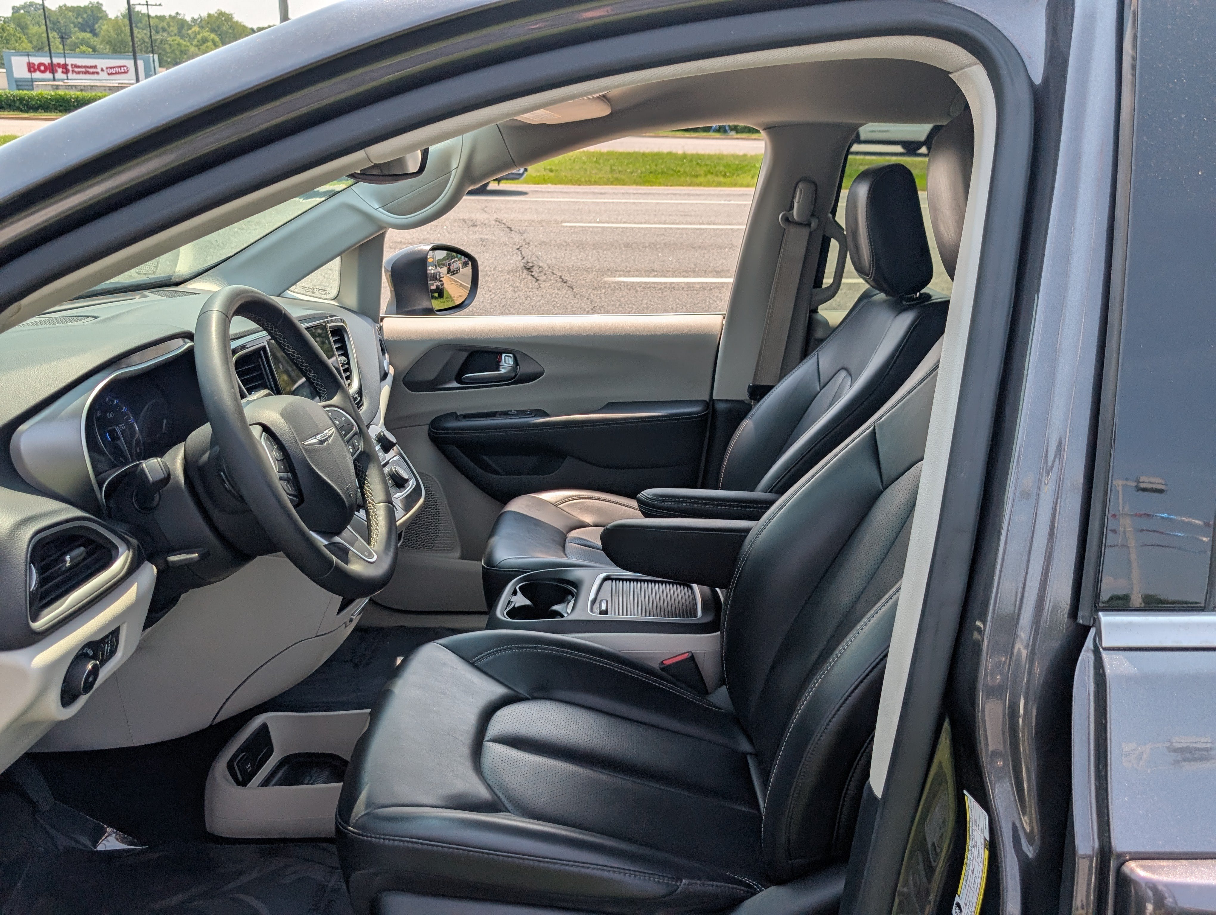 Used 2023 Chrysler Pacifica Touring-L FWD image 16