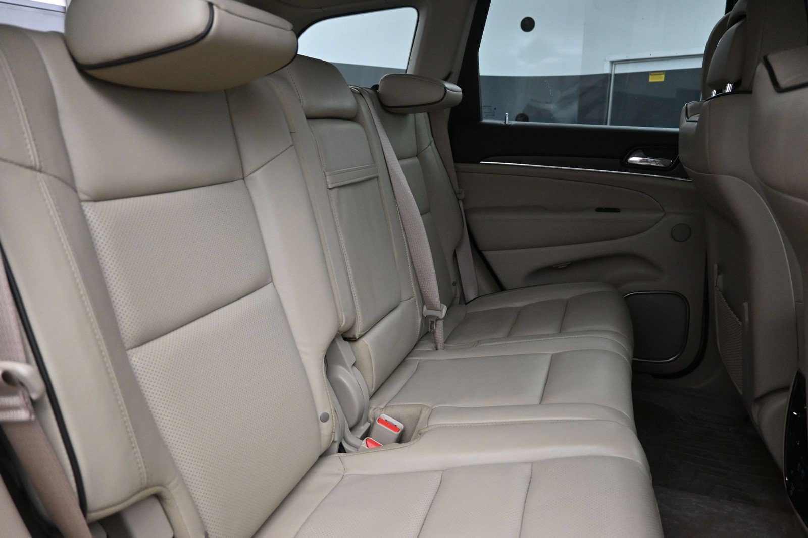 Used 2020 Jeep Grand Cherokee Overland AWD/4WD image 25
