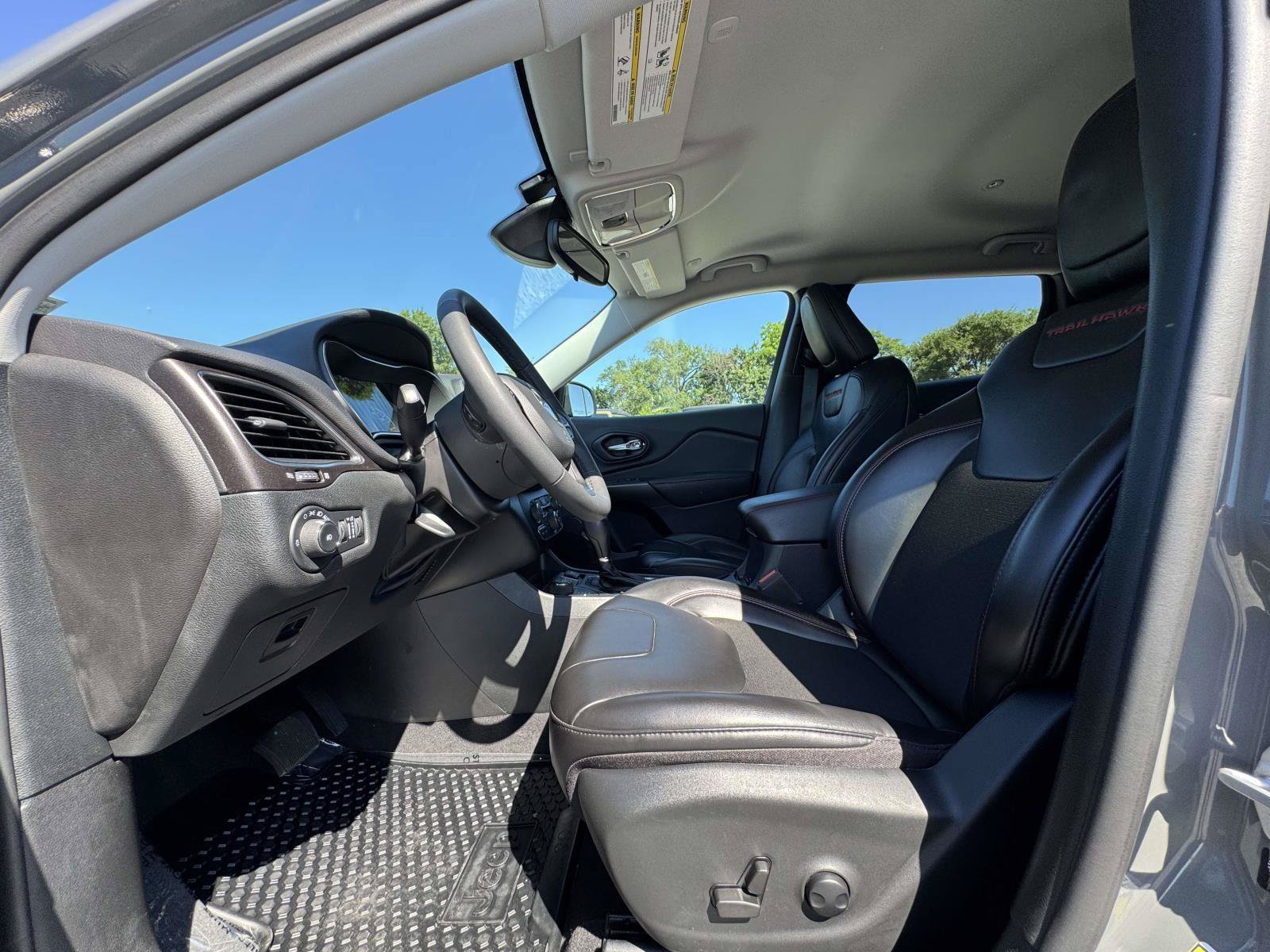 Used 2022 Jeep Cherokee Trailhawk AWD/4WD image 23