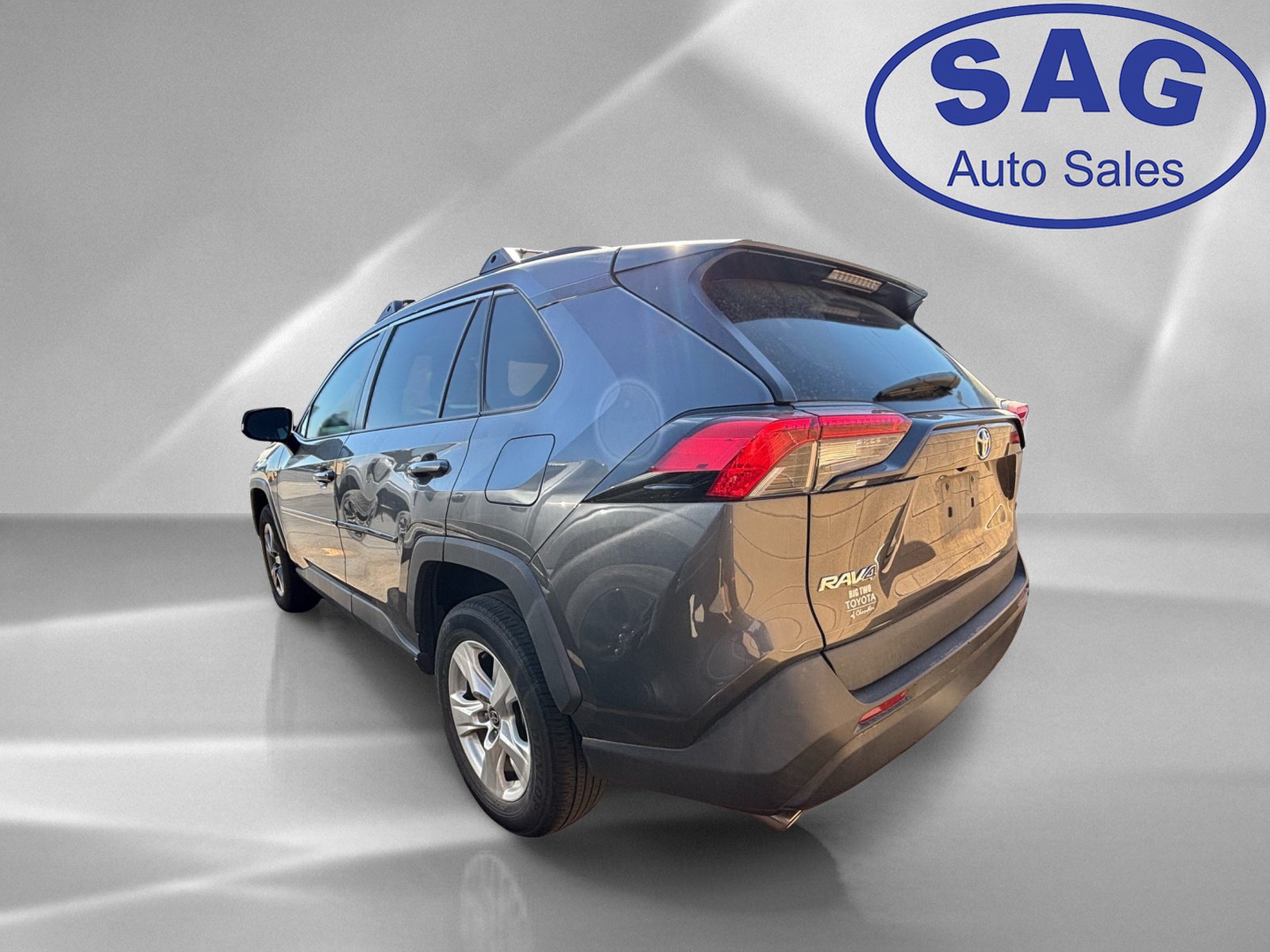 Used 2021 Toyota RAV4 XLE w/ Convenience Package FWD image 4