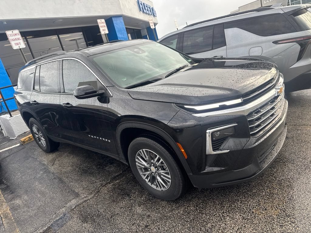 Used 2025 Chevrolet Traverse LT FWD image 2