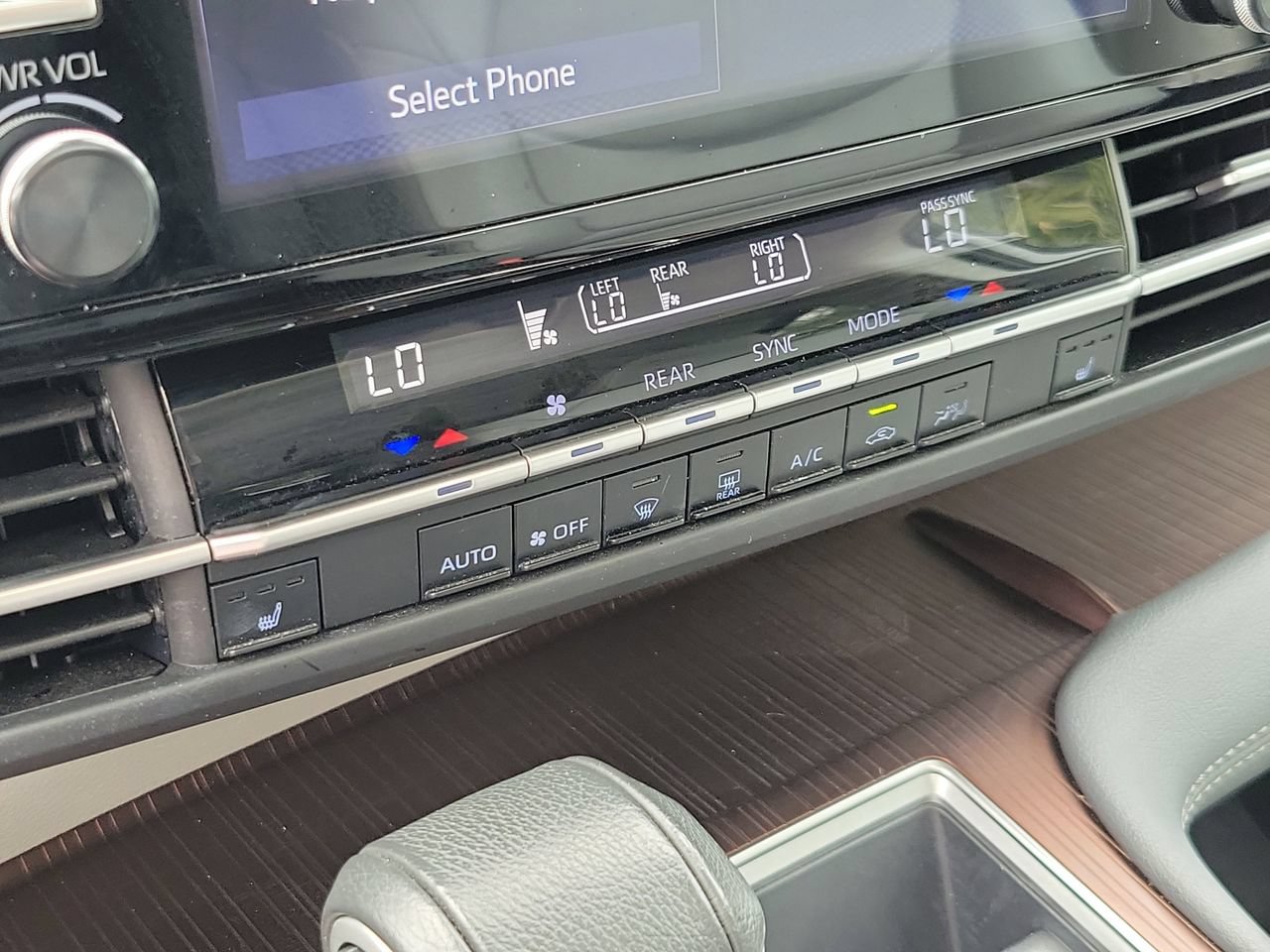 Used 2024 Toyota Sienna XLE FWD image 28
