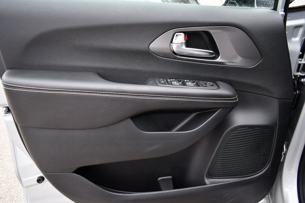 New 2026 Chrysler Voyager LX FWD image 13