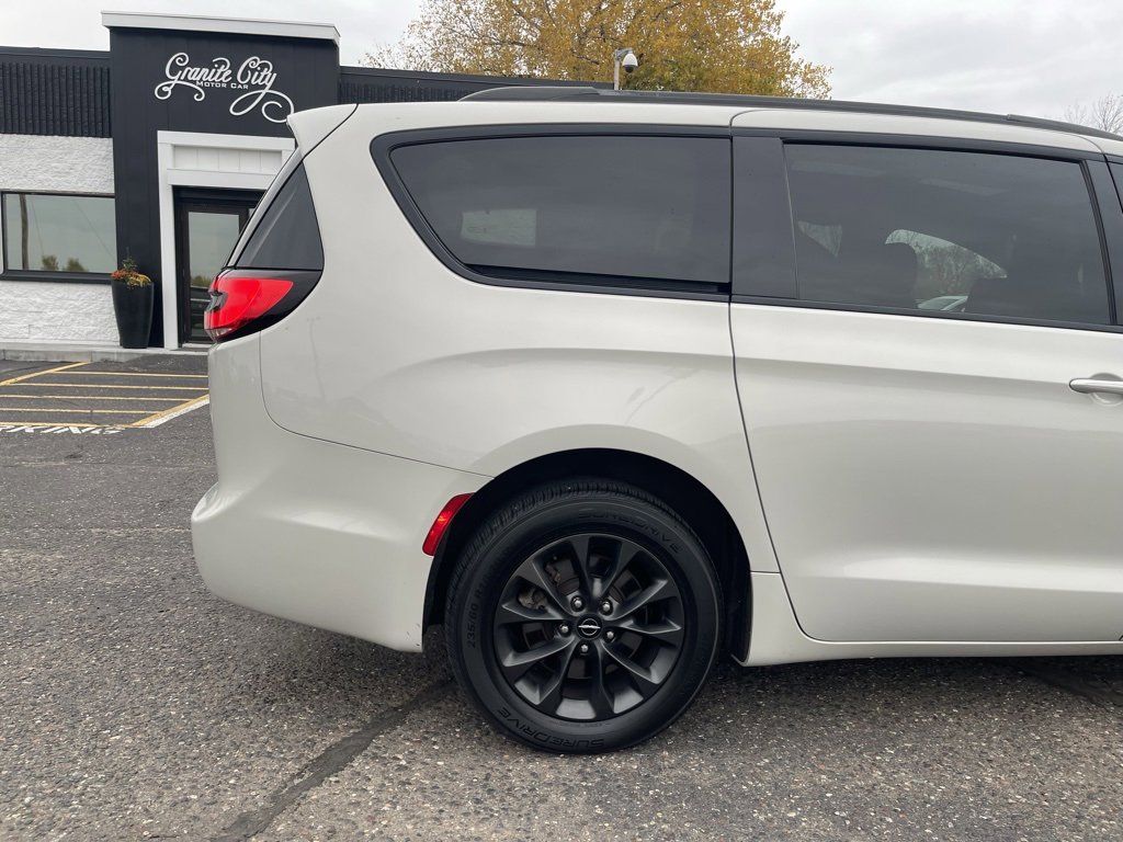 Used 2021 Chrysler Pacifica Limited w/ S Appearance Package image 4