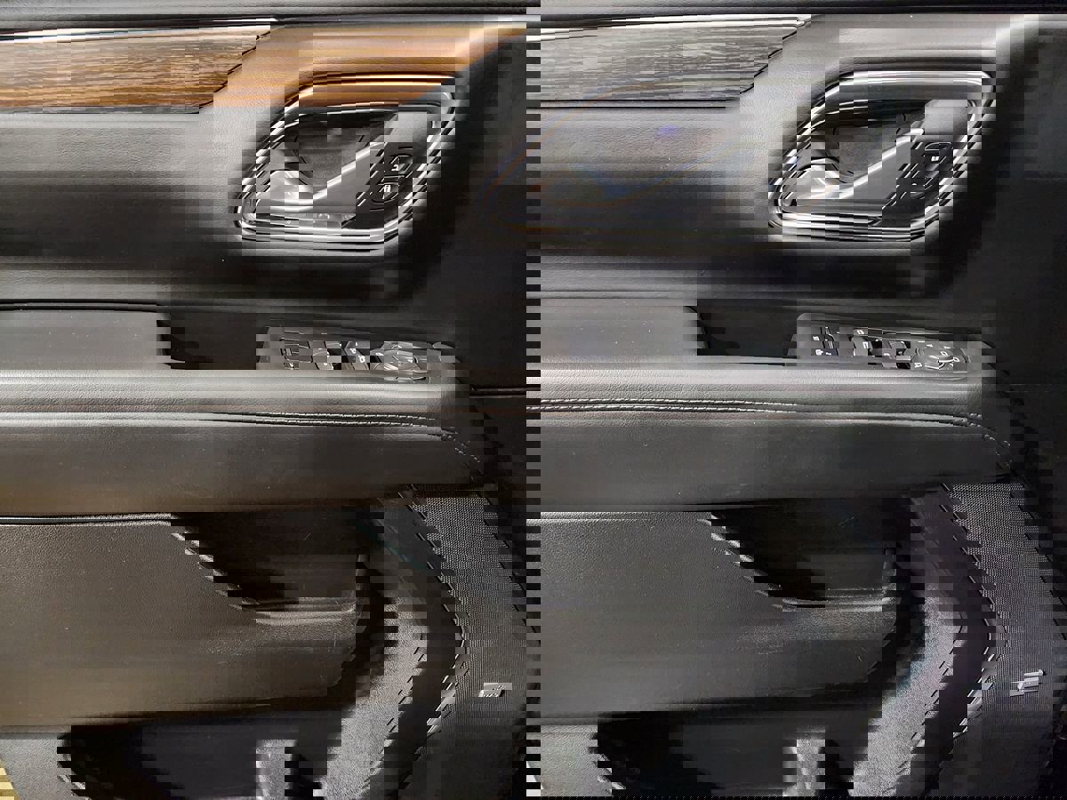 Used 2023 Chevrolet Suburban High Country image 44