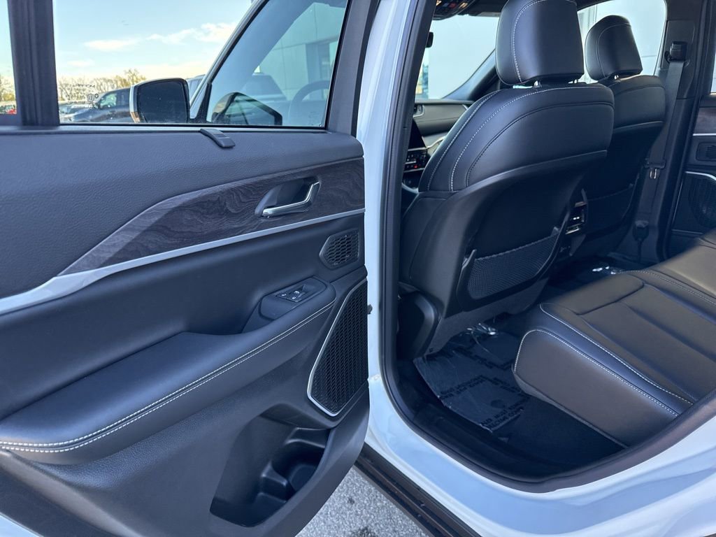 New 2025 Jeep Grand Cherokee Limited w/ Luxury Tech Group II image 12