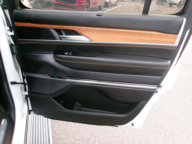 Certified 2022 Jeep Grand Wagoneer Series III w/ HD Trailer Tow Package AWD/4WD image 9