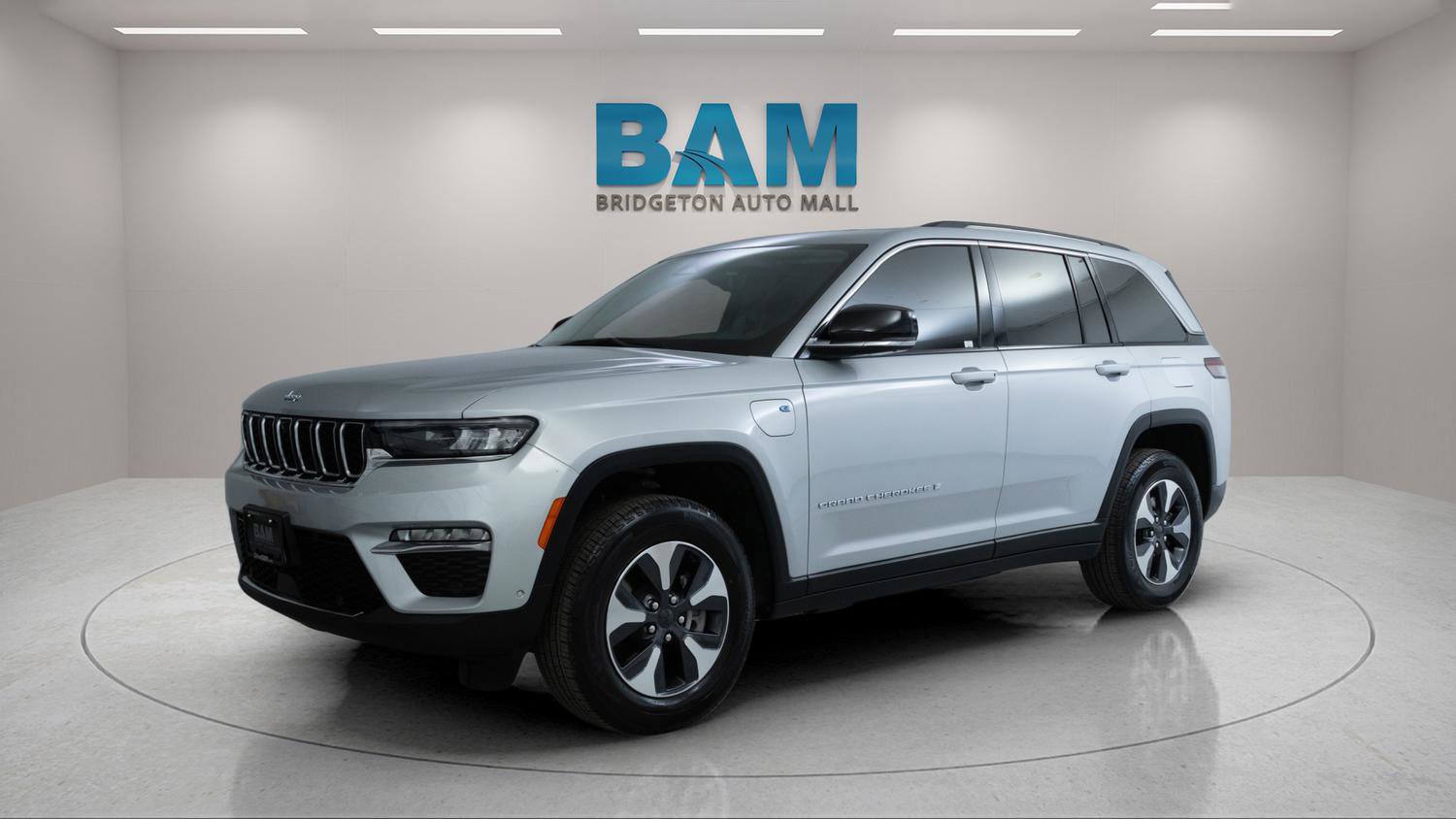 Used 2023 Jeep Grand Cherokee 4WD 4xe w/ Luxury Tech Group II image 3