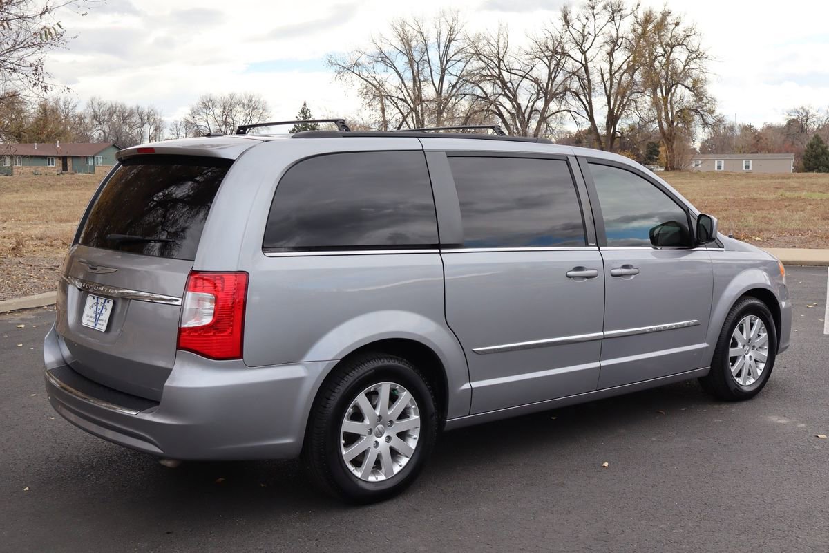 Used 2013 Chrysler Town & Country Touring image 4