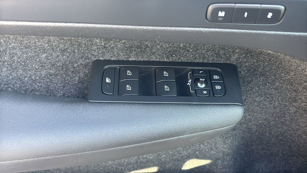 Certified 2024 Volvo XC40 B5 Core image 12