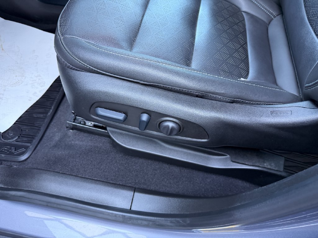 Used 2023 Chevrolet Bolt LT w/ Infotainment Package FWD image 11