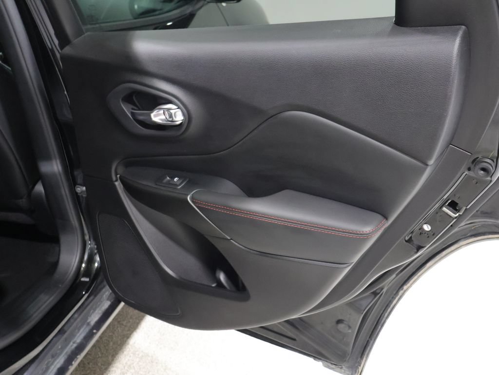 Used 2020 Jeep Cherokee Trailhawk w/ Cold Weather Group AWD/4WD image 23