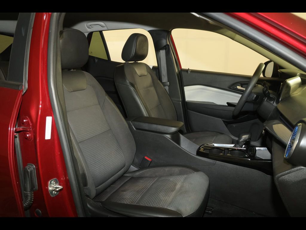 Used 2025 Chevrolet Trax LT FWD image 27