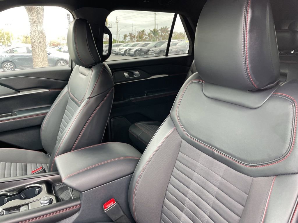 Used 2025 Ford Explorer ST-Line w/ ST-Line Street Pack image 11