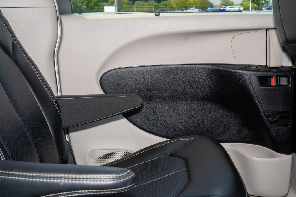 Used 2024 Chrysler Pacifica Touring-L FWD image 13