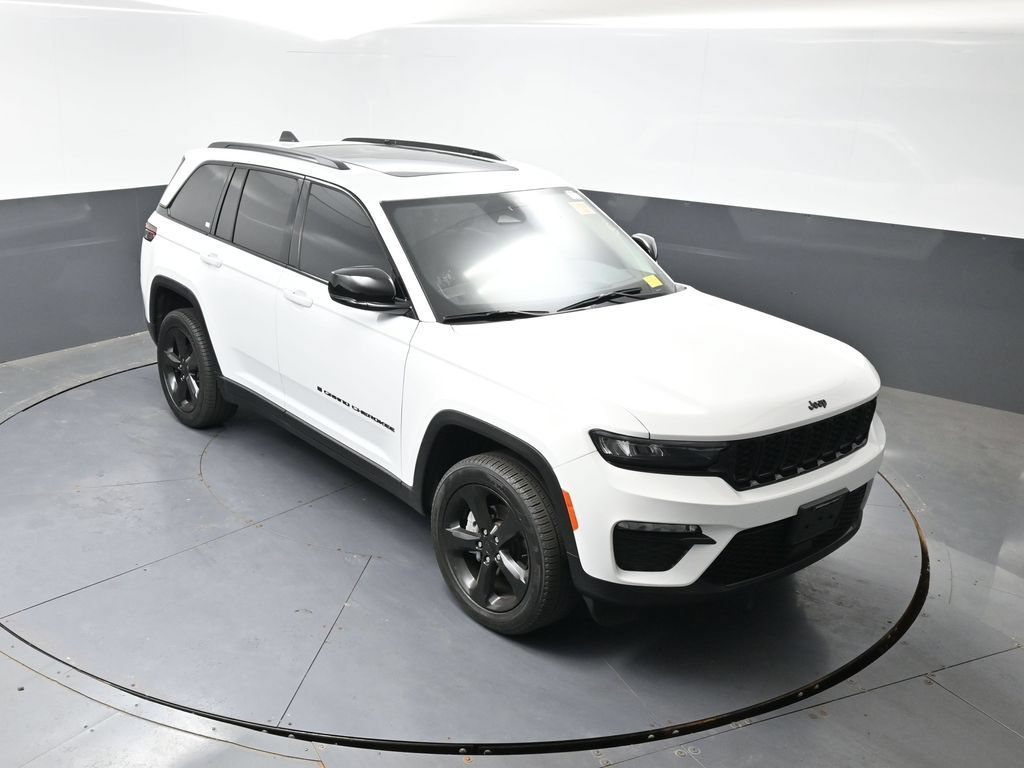 Used 2023 Jeep Grand Cherokee Limited w/ Black Appearance Package AWD/4WD image 17