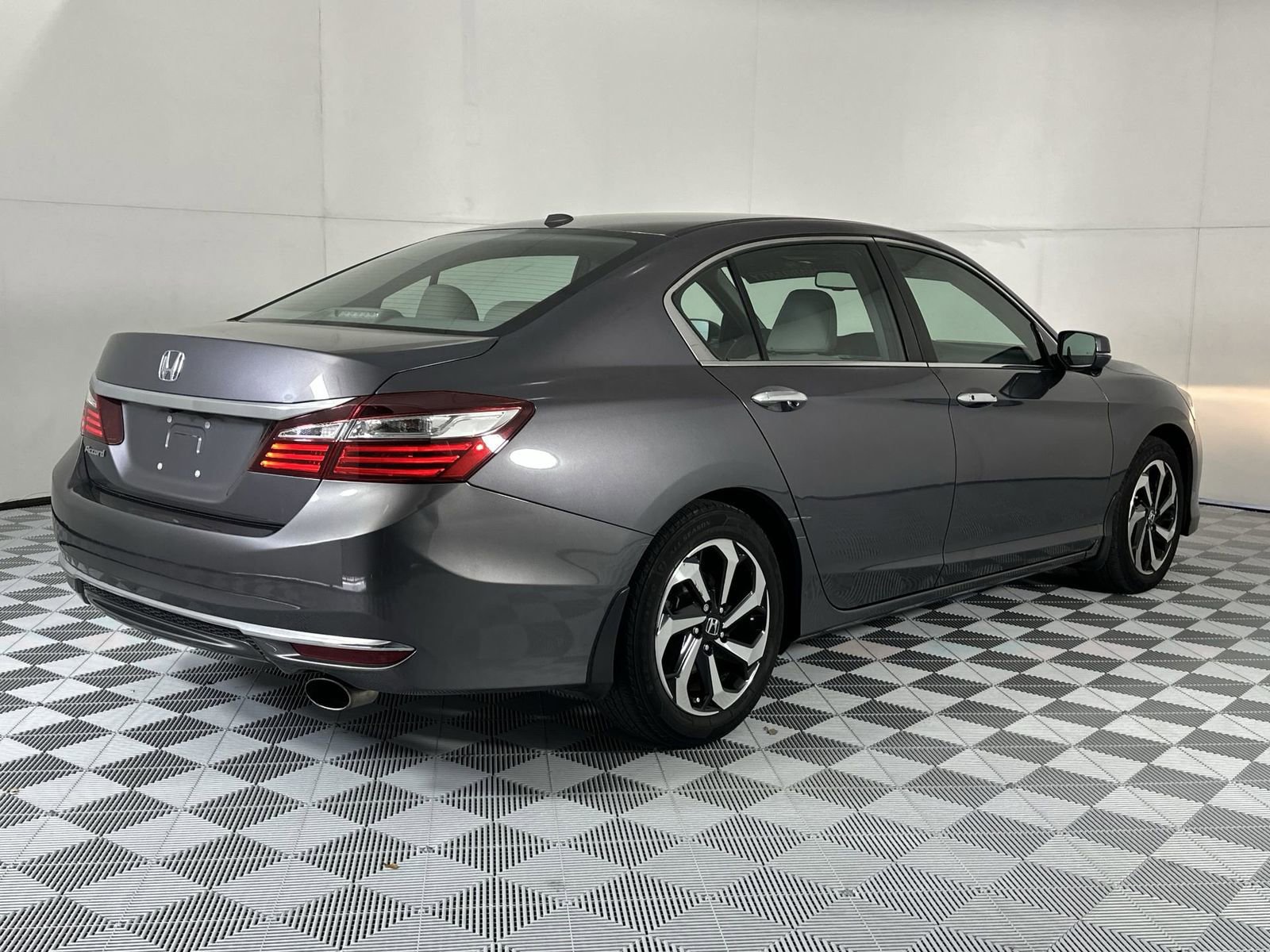 Used 2017 Honda Accord EX-L image 8