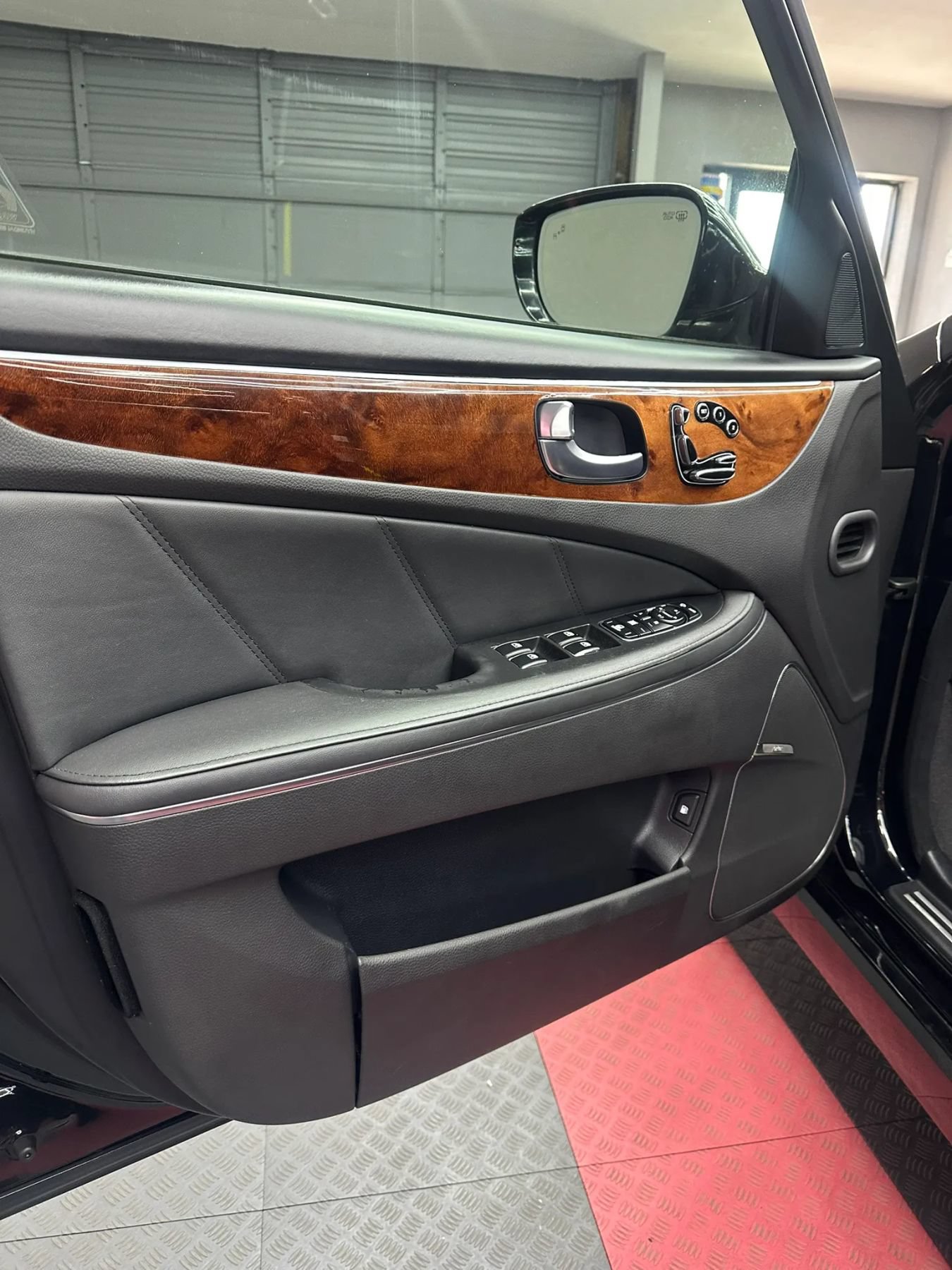Used 2015 Hyundai Equus Signature RWD image 9