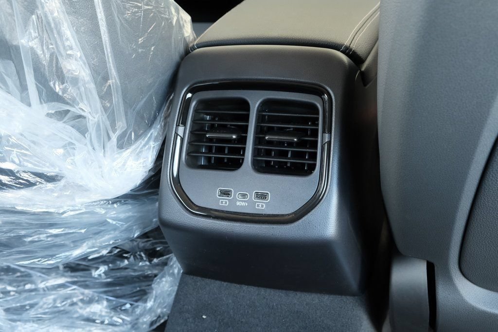New 2025 VinFast VF 8 Eco AWD/4WD image 21