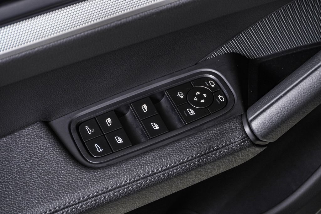 Certified 2025 Porsche Cayenne Coupe AWD/4WD image 26