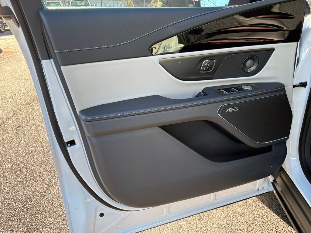 Used 2025 Lincoln Nautilus Reserve image 11