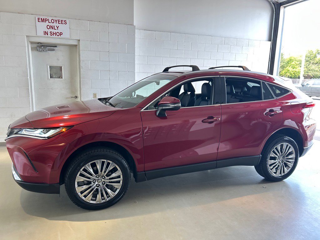 Used 2022 Toyota Venza XLE image 32