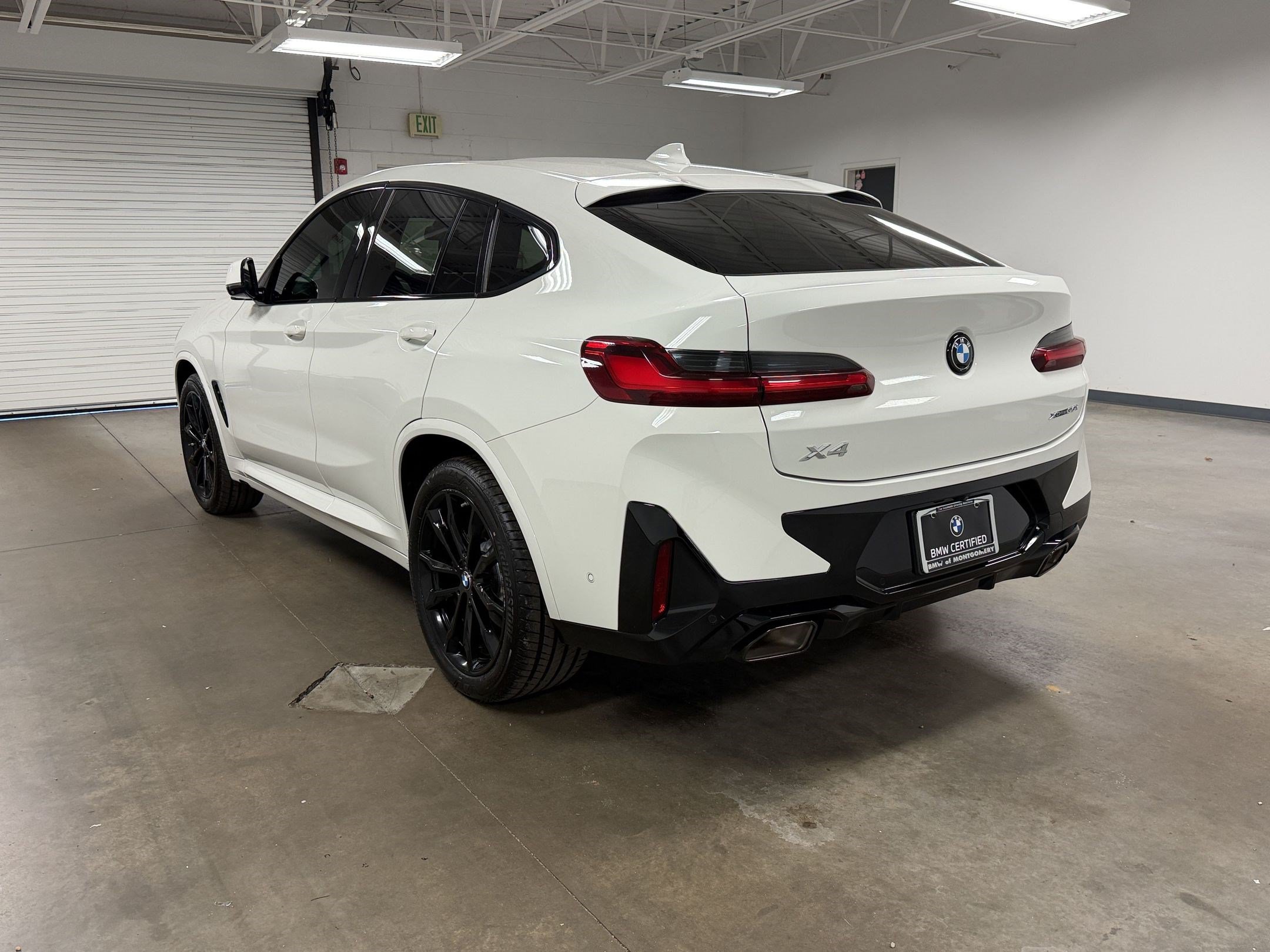 Certified 2025 BMW X4 xDrive30i w/ Premium Package AWD/4WD image 3