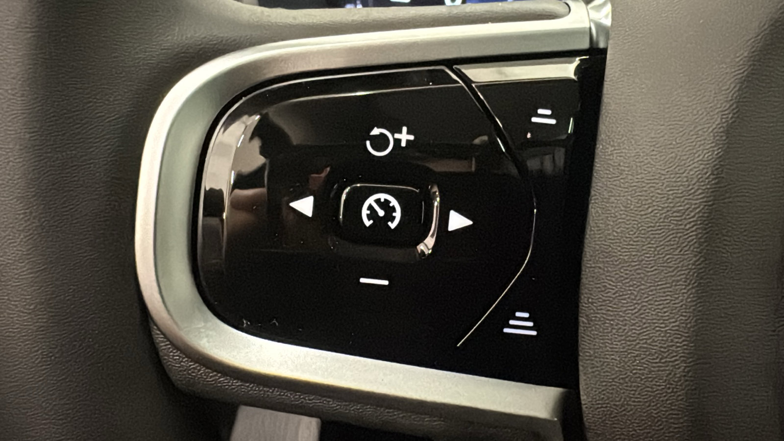 New 2026 Volvo XC90 B6 Plus w/ Protection Package Premier AWD/4WD image 13