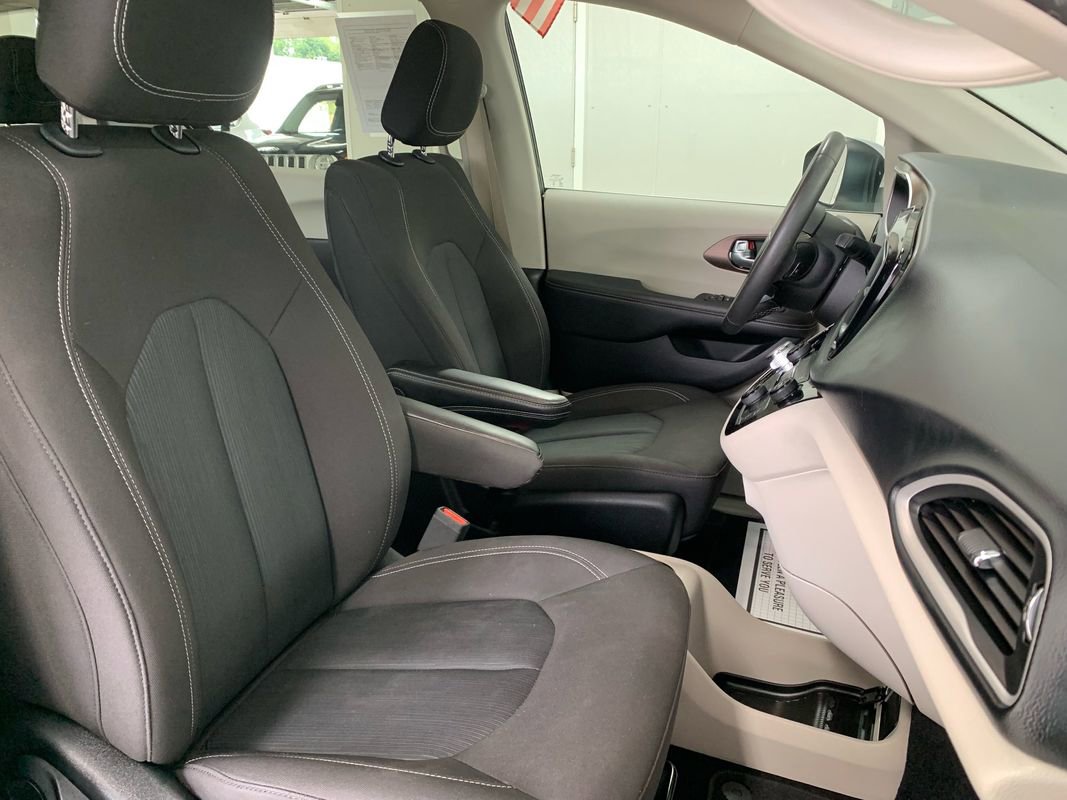 Used 2023 Chrysler Voyager LX image 34