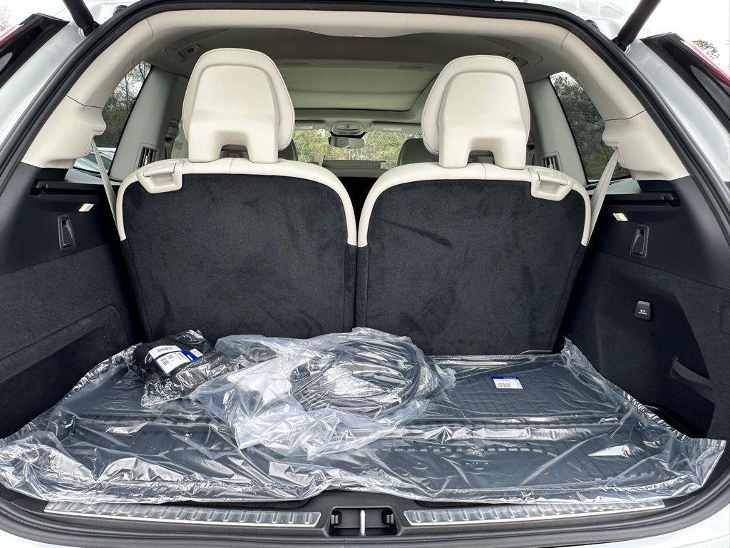 New 2026 Volvo XC90 T8 Ultra w/ Protection Package Premier AWD/4WD image 9