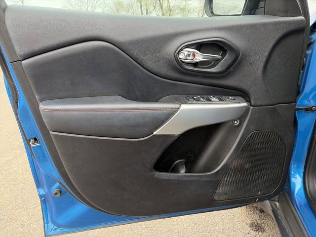Used 2018 Jeep Cherokee Trailhawk image 14
