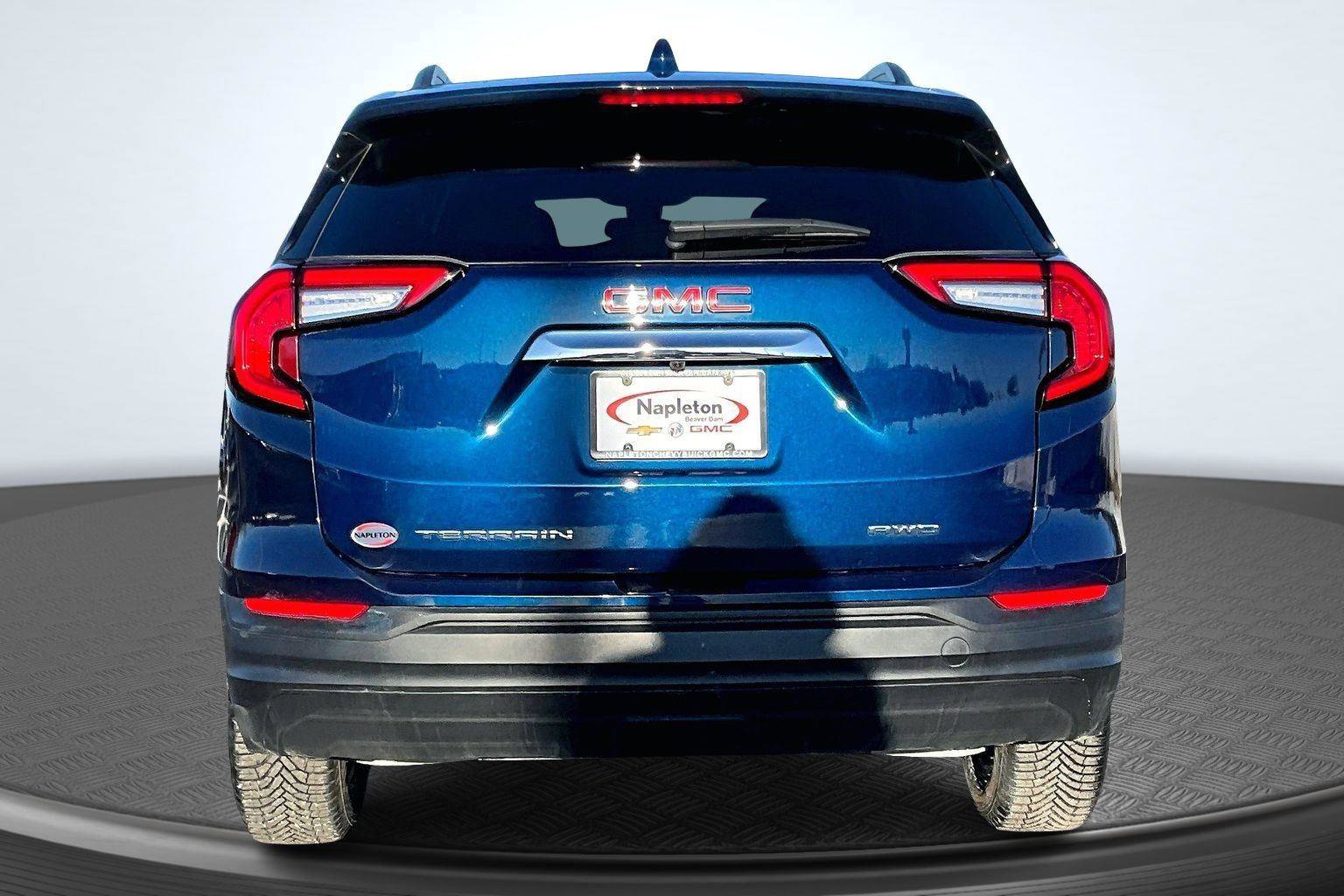 Used 2023 GMC Terrain SLE w/ Driver Convenience Package image 4