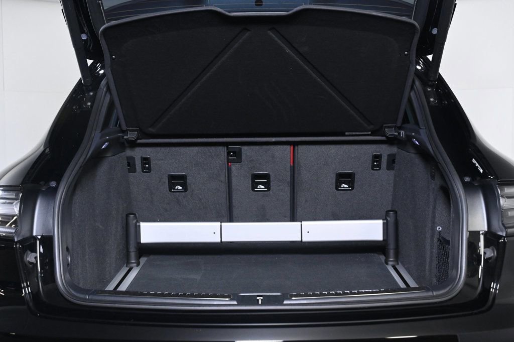 Certified 2025 Porsche Macan Turbo image 25