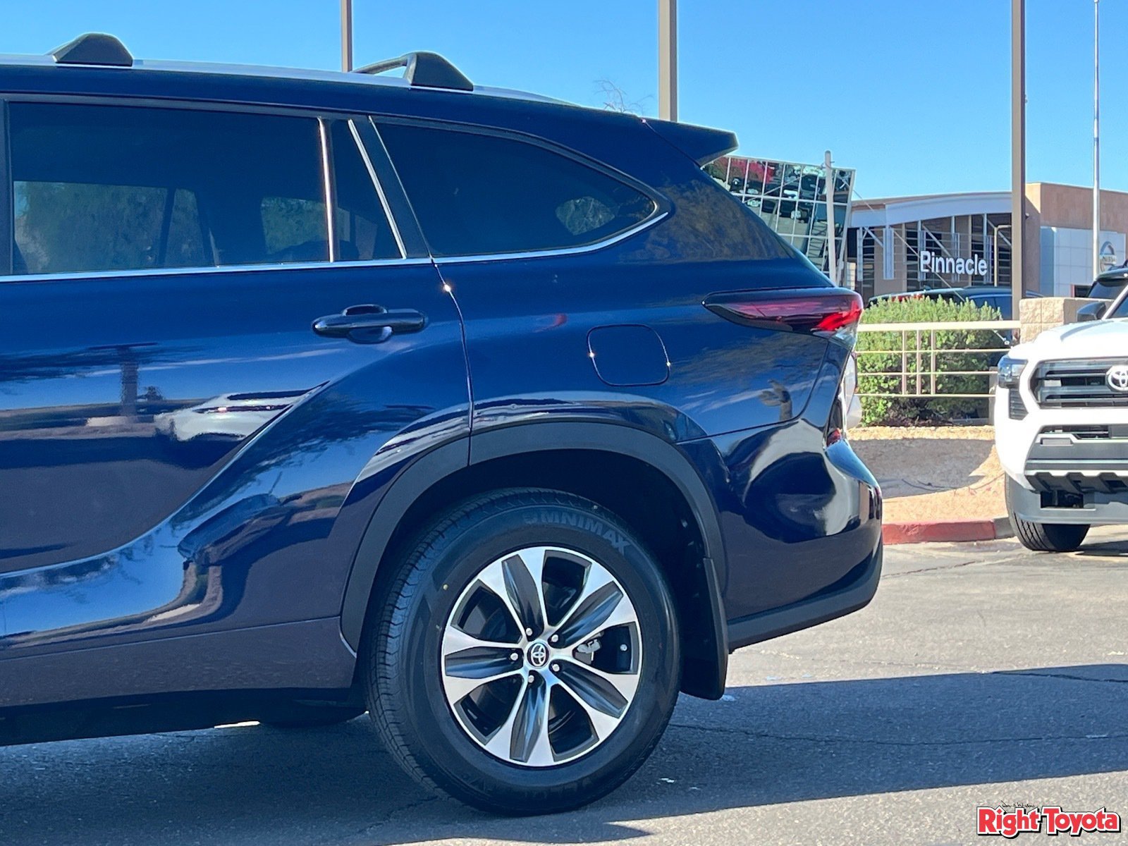 Used 2024 Toyota Highlander XLE AWD/4WD image 10
