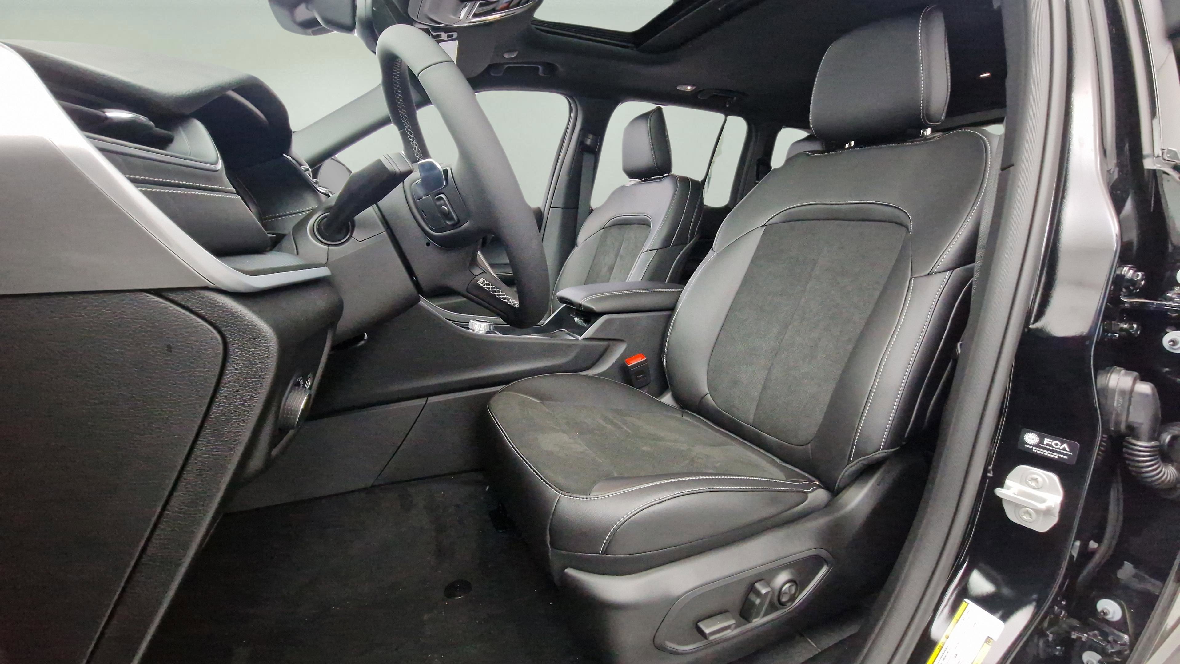 New 2025 Jeep Grand Cherokee Altitude image 12