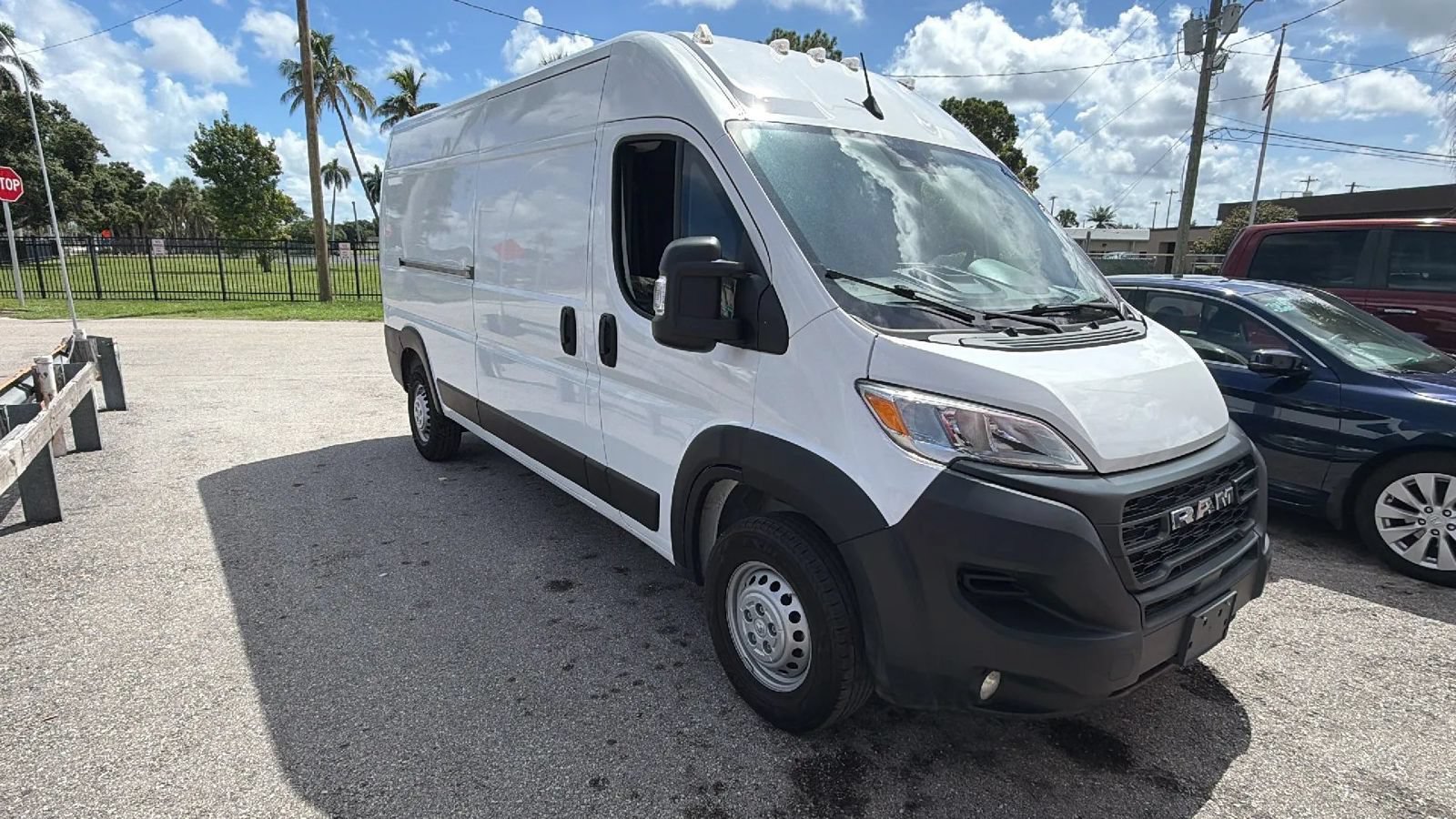 Used 2025 RAM ProMaster 2500 w/ Convenience Group FWD image 3
