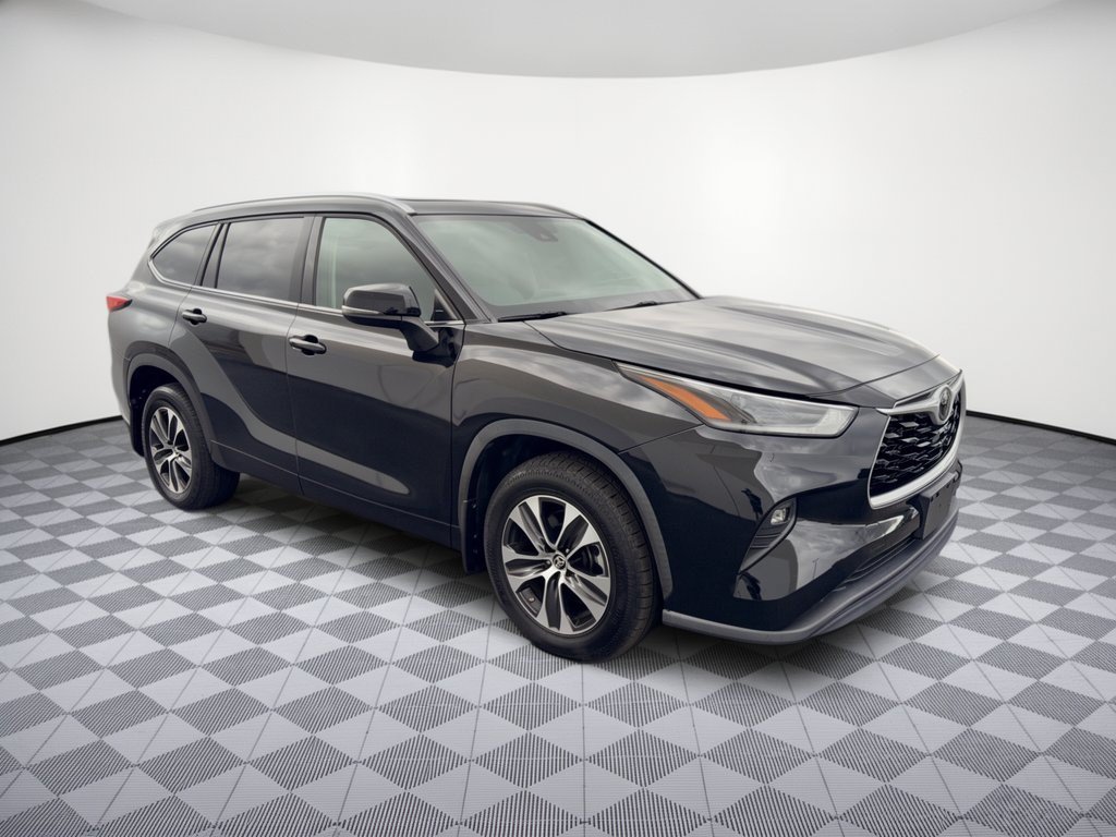 Used 2021 Toyota Highlander XLE AWD/4WD image 7