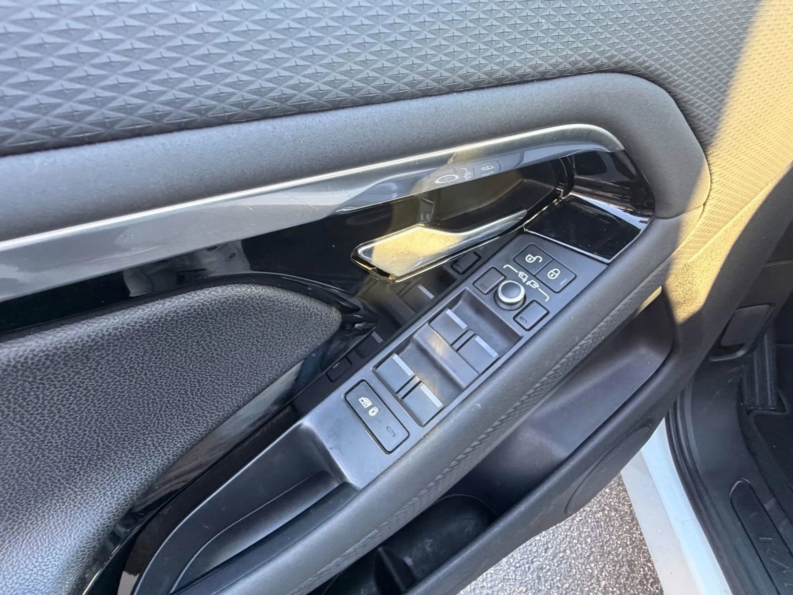 Used 2020 Land Rover Range Rover Evoque S image 21