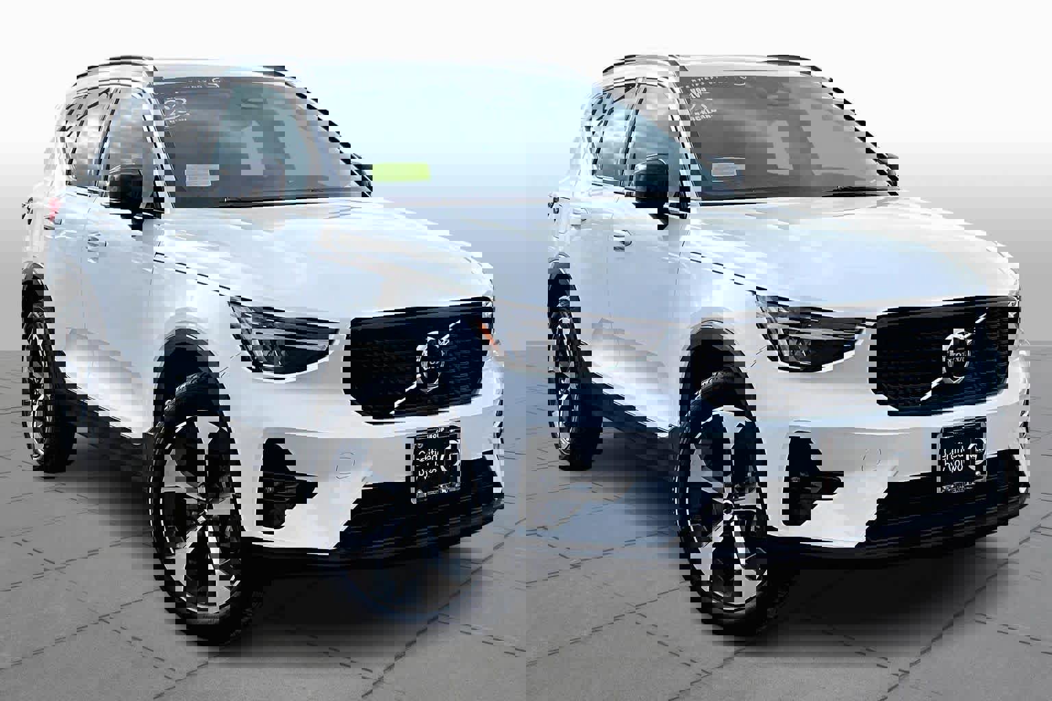 Certified 2023 Volvo XC40 B5 Plus w/ Climate Package image 3