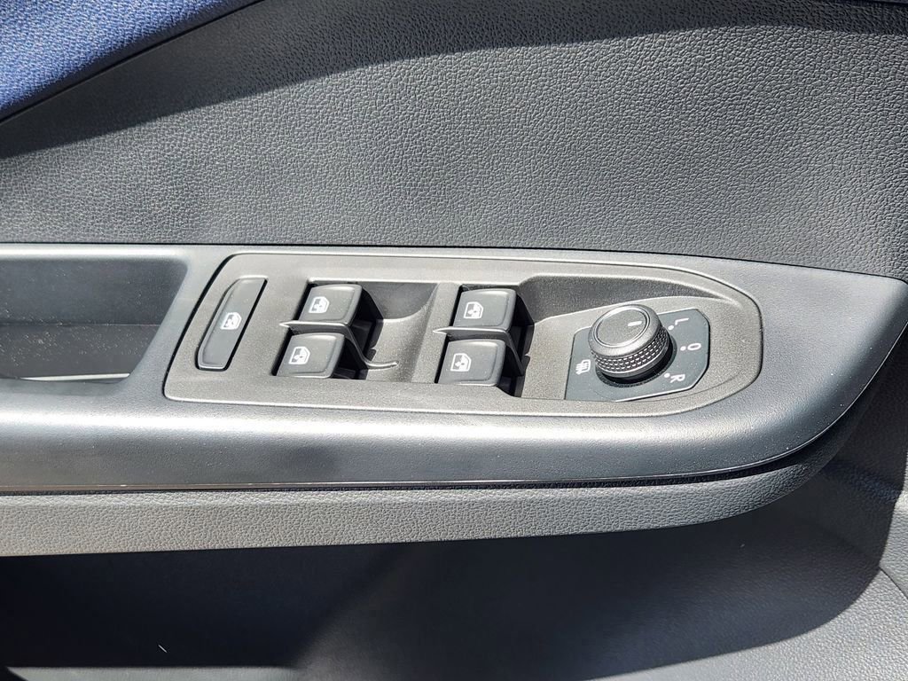 New 2025 Volkswagen Taos SEL image 4