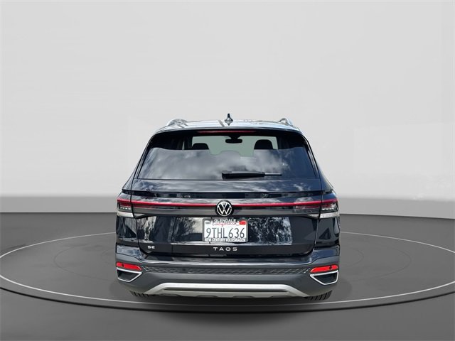 Certified 2025 Volkswagen Taos SE image 4