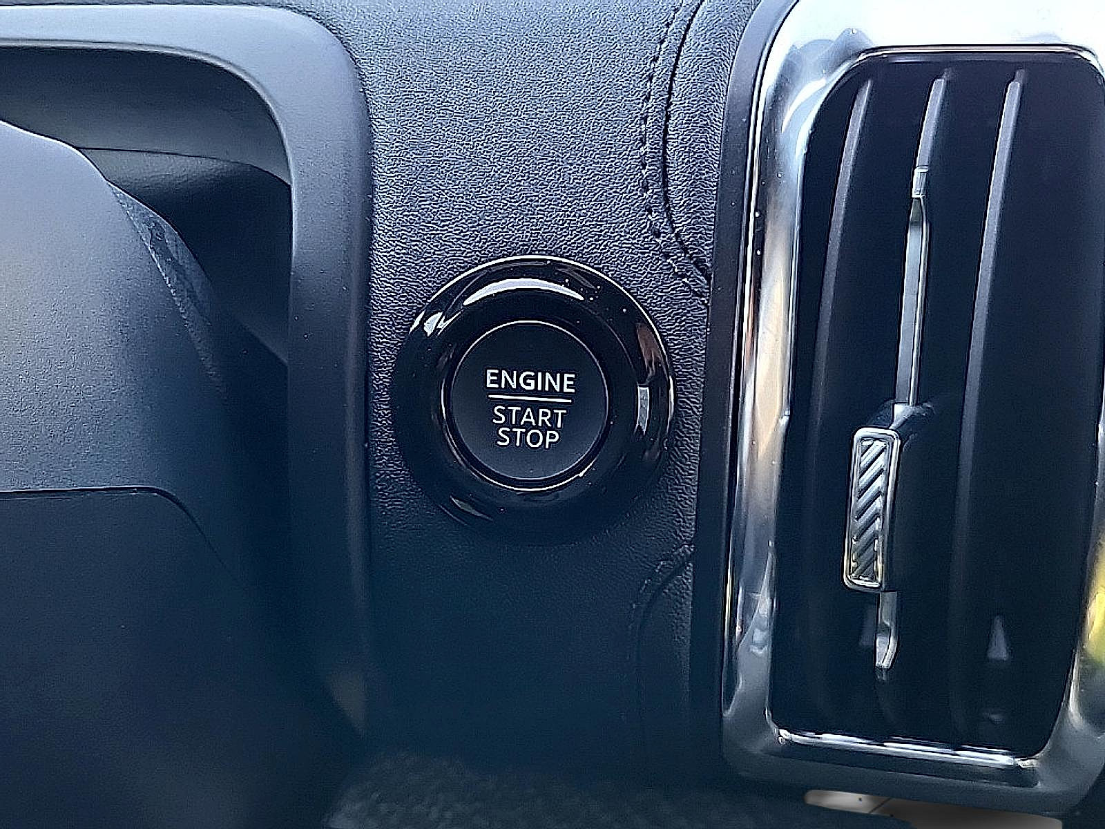 Used 2025 Ford Expedition Tremor AWD/4WD image 32