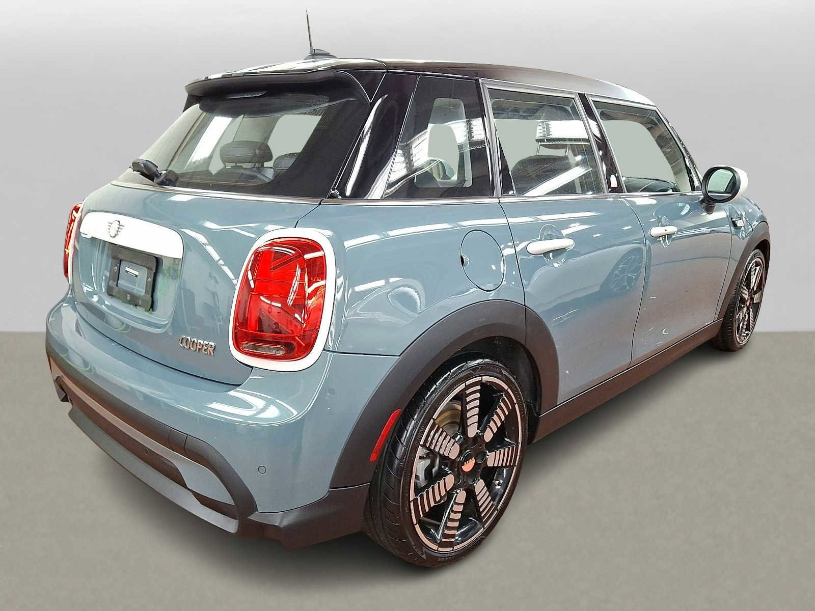Used 2023 MINI Cooper 4-Door Hardtop w/ Multitone Edition image 3