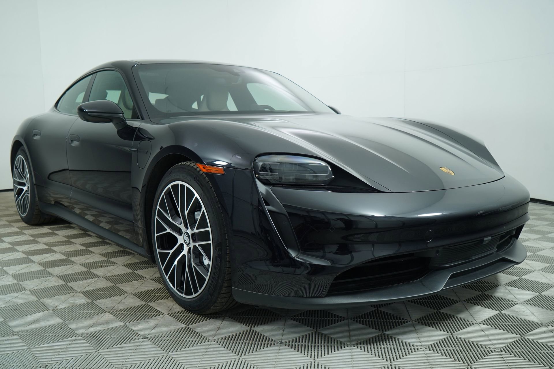 Used 2022 Porsche Taycan image 2