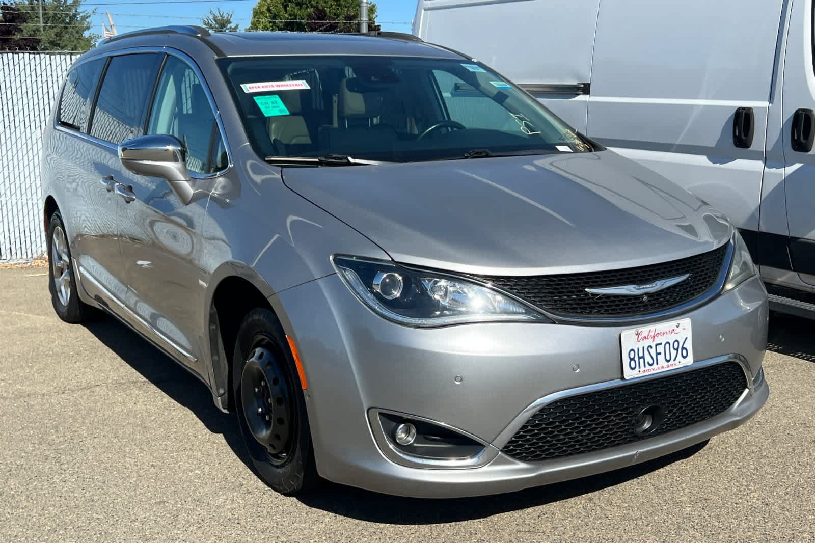 Used 2017 Chrysler Pacifica Limited w/ UConnect Theater Package FWD image 3