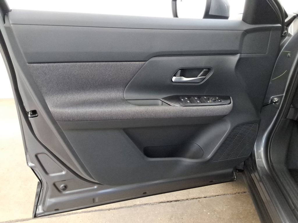 Used 2025 Nissan Kicks SV w/ SV Premium Package FWD image 16